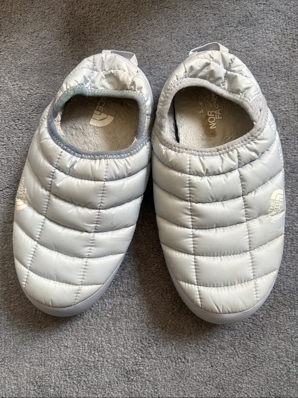 The North Face Kids Quilted Slip-On Slippers in Light Gray